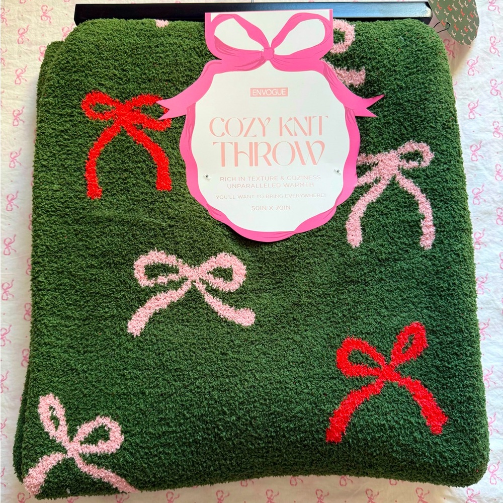 NWT - Envogue Green Bow Throw
